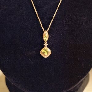 Elegant Gold and Green Pendant Necklace